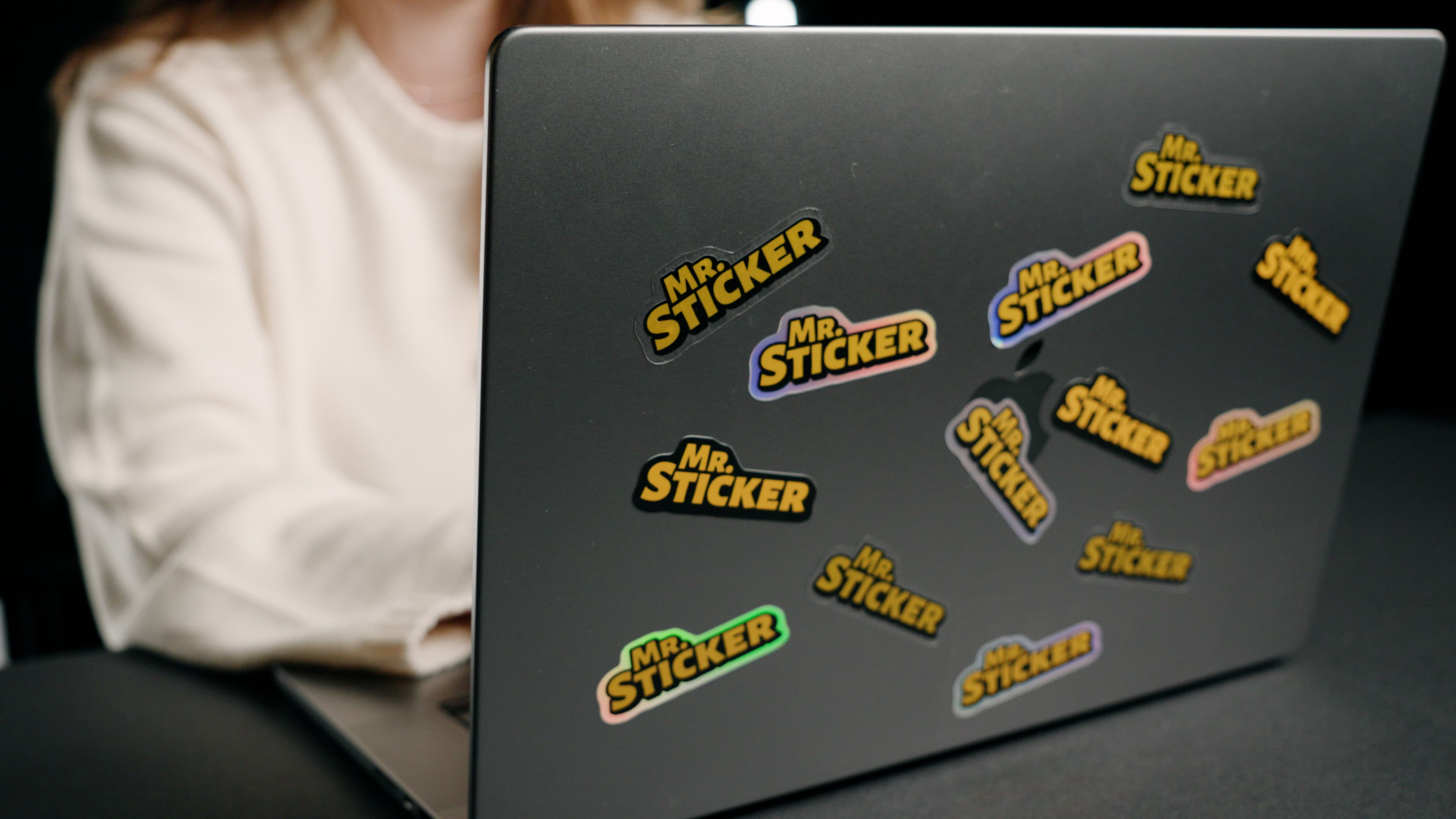 Klistremerker med logo pÄ en bedriftslaptop